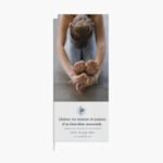 Drapeau rectangulaire blanc de yoga avec l’image d’une femme en posture de yoga.