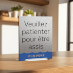 Une pancarte de table en métal placée dans un restaurant de pokés invite les clients à attendre qu’on les installe.