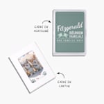 Deux jeux de cartes à jouer personnalisées, avec une note indiquant que vous pouvez choisir entre un étui en papier ou en acrylique.