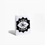 Un sac en papier kraft blanc provenant d’une entreprise de superaliments, affichant le logo de celle-ci en plusieurs styles sur chaque sac.