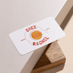 Carte d’affaires d’une entreprise d’aliments frais, dont le nom, le logo et le slogan sont imprimés avec un effet brillant en relief.