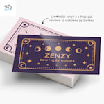 Une pile de cartes d’affaires glacées, créées pour une boutique, avec une icône de livraison en 24 heures dans le coin et une note indiquant : « Commandez avant 11 heures pour une livraison le lendemain en Ontario ».