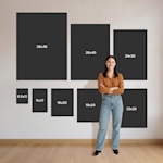 Nos 8 formats d’affiches côte à côte pour comparaison, avec une femme devant pour l’échelle.