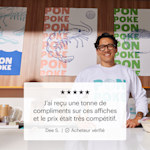 3 affiches avec dessus un restaurant de poké, accompagnées du témoignage du client : «&nbsp;J’ai reçu une tonne de compliments sur ces affiches et le prix était très compétitif.&nbsp;»