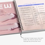Livret à reliure métallique ouvert sur une liste de prix de services beauté, flanqué d’une mention indiquant que le livret possède une robuste reliure métallique qui permet aux pages de rester bien à plat, afin de faciliter sa consultation.