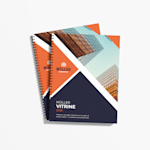  Deux livrets avec reliure métallique, l’un conçu pour une agence de voyages et l’autre pour une agence immobilière, présentés debout sur un fond blanc.