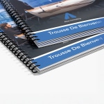 Une pile de rapports et de documents d’expertise-conseil avec reliure métallique, conçus pour promouvoir des services aux entreprises.