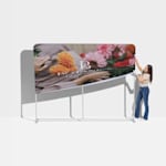 Une femme en train d’installer le tissu sur la structure en aluminium du stand tubulaire.