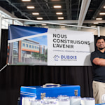 Une banderole colorée en vinyle, suspendue et faisant la promotion de beignes gratuits.