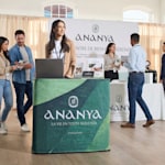 Un ensemble de kiosque portatif à l’effigie d’un centre de spa et de bien-être.