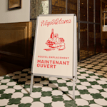 Une enseigne en A en aluminium présentant un restaurant italien.