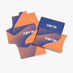 Une boîte pour carte-cadeau oreiller non assemblée et assemblée à côté d’une carte-cadeau.