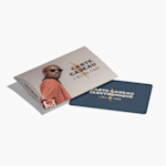 Une boîte pour carte-cadeau de style oreiller et une carte-cadeau faisant la promotion d’une boutique de vêtements.