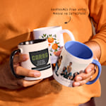 Trois tasses personnalisées de couleurs différentes, avec des graphismes différents et une note disant que vous pouvez les personnaliser pour la maison ou votre entreprise. 