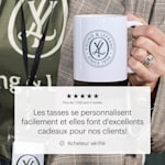 Une tasse personnalisée pour une entreprise, avec une citation disant « Les tasses se personnalisent facilement et elles font d’excellents cadeaux pour nos clients! »