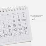 Une grille de calendrier, avec une note indiquant la possibilité d’ajouter les anniversaires et évènements spéciaux à votre calendrier de bureau personnalisé.