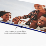 Livre photo avec reliure à plat ouvert, accompagné d’un message indiquant qu’il est possible de choisir la reliure à plat pour les photos panoramiques.