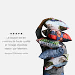 Une personne portant une pile de coussins photo. Il y a un avis client sur les coussins personnalisés : « Le coussin est en matériau de haute qualité et l’image imprimée ressort parfaitement ».