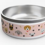 Une gamelle pour chien rose personnalisée avec plusieurs images de chiens, d’os à mâcher et d’empreintes de pattes.