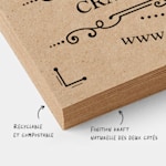 Une pile de cartes de visite en papier kraft avec des notes sur le côté indiquant qu’elles sont recyclables, compostables et possèdent une finition kraft naturelle des deux côtés.