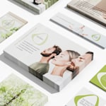 Des cartes personnalisées aux formes et formats variés, placées côte à côte, pour une retraite de yoga.