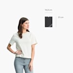 Une femme se tient à côté d’un calendrier photo mural. Les dimensions du calendrier sont indiquées : 21 cm x 14,8 cm