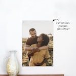 Photo sur plexiglas d’un jeune couple à la maternité.