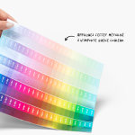 Une main tient une palette de couleurs. Il est indiqué que les clients peuvent choisir n’importe quelle couleur pour l’effet métallisé.