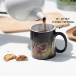 Du café est versé dans un mug magique. Une note indique que l’option mug magique est disponible.