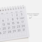 Une grille de calendrier, avec une note indiquant la possibilité d’ajouter les anniversaires et évènements spéciaux à votre calendrier de bureau personnalisé.