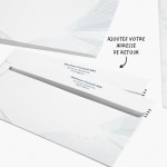 Des enveloppes commerciales dont le rabat est imprimé avec l’adresse d’un groupe de conseil, avec la note « Ajoutez votre adresse de retour ».