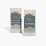 Deux cartons d’information avec effet métallisé doré en relief annonçant des soldes dans une boutique.