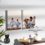 Deux toiles photo personnalisées de toute la famille. Une mention indique que l’impression est éclatante et durable.
