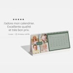 Un calendrier bureau personnalisable affichant des photos d’enfants, accompagné d’un avis client : « J’adore mon calendrier ! Excellent rapport qualité-prix. »