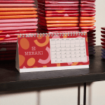 Un calendrier de bureau rectangulaire faisant la promotion d’un artisan chocolatier.