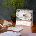 Un calendrier de bureau carré sur lequel figure un chien.