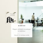 panneau carré en acrylique avec un logo sur la porte en bois d’un bureau