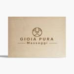 Una foto su blocco di legno personalizzato, che riporta nome e logo di un centro massaggi.