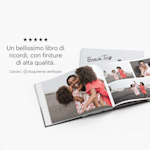 Un album fotografico aperto che mostra un collage di foto di una famiglia in vacanza al mare. La recensione di un cliente sugli album fotografici dice: “Un bellissimo libro di ricordi, con finiture di alta qualità.”