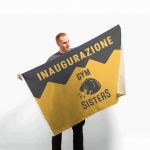 Un uomo tiene un’ampia bandiera promozionale per l’inaugurazione ufficiale di una palestra.