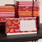 Un calendario da tavolo che promuove un’attività che produce cioccolato.