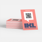 Una pila di biglietti da visita multistrato con un codice QR per un’impresa di comunicazione.