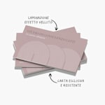Primo piano raffigurante dei biglietti da visita in carta Soft Touch per un’attività di consulenza, con una nota che indica che sono realizzati in un tipo di carta resistente e dall’aspetto distintivo, con una plastificazione setosa al tatto.
