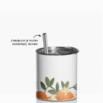 Una tazza termica personalizzata con una dicitura che indica che la cannuccia in acciaio inossidabile è inclusa.