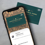 Un biglietto da visita con codice QR per un bar, presentato in versione cartacea e digitale su uno smartphone.