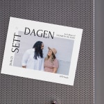 En sett av dagen-magnet med et bilde av et par.