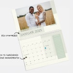 En personlig tilpasset månedlig veggkalender med bilde av en familie. Det opplyses om at du kan tilpasse kalenderens startmåned og legge til spesielle datoer.