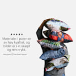 En person som holder en bunke med fotoputer. En kundeanmeldelse for tilpassede puter sier: «Materialet i puten er av høy kvalitet, og bildet er i et skarpt og rent trykk.»