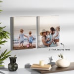 To tilpassede lerret på en vegg med bilder av en familie på stranden. En merknad sier at lerretene trykkes med lyst trykk som ikke blekner.