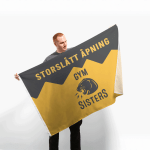 En mann holder et stort flagg under åpningen av det nye treningsstudioet.